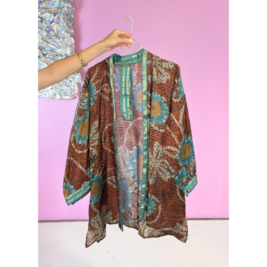 Monya Silkemix kimono no 1718 i Brun. Håndlavet silkemix kimono i vintage sarier - kun 1 stk. af hver! Hurtig levering