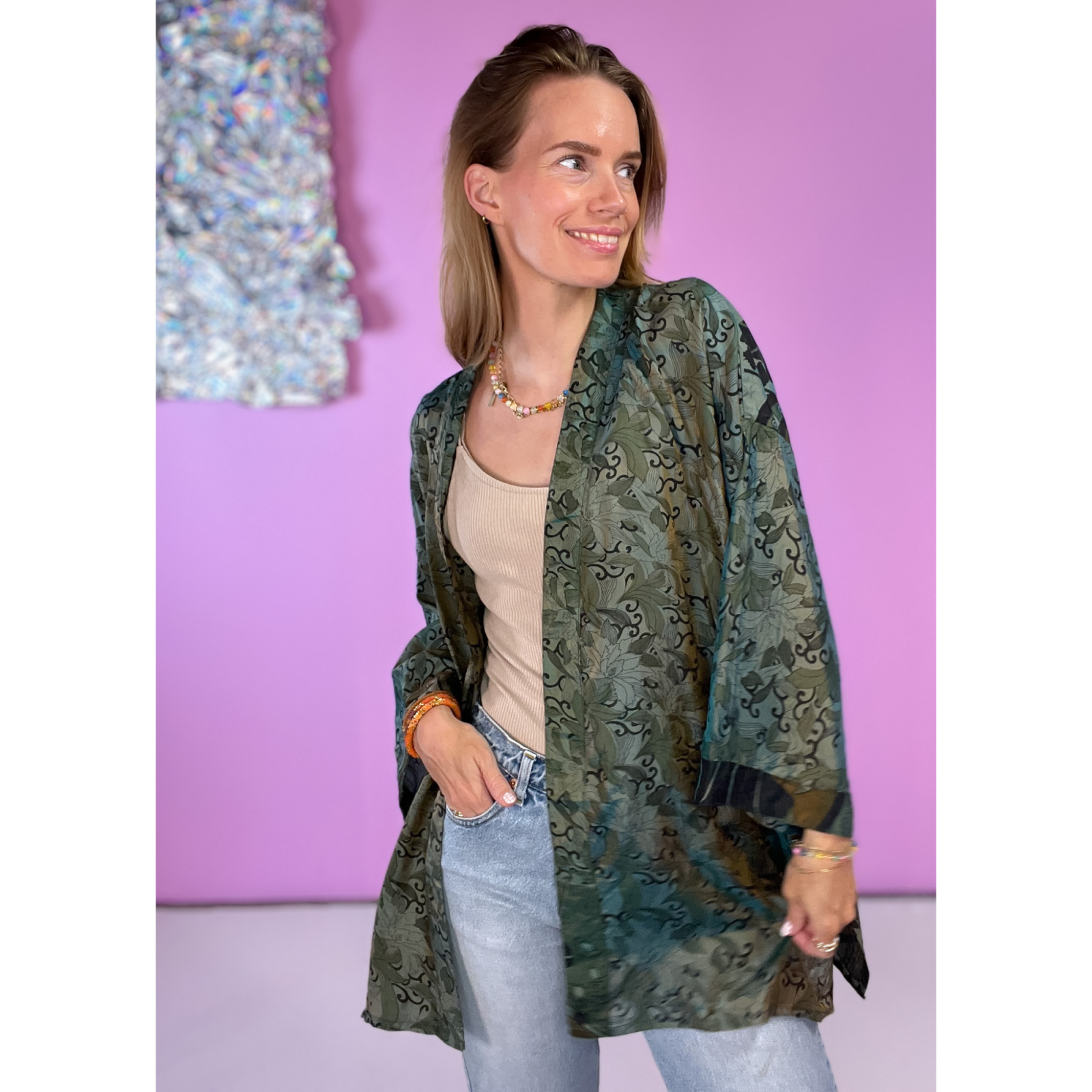 Monya Silkemix kimono no 1719 i Støvet Grøn. Håndlavet silkemix kimono i vintage sarier - kun 1 stk. af hver! Hurtig levering