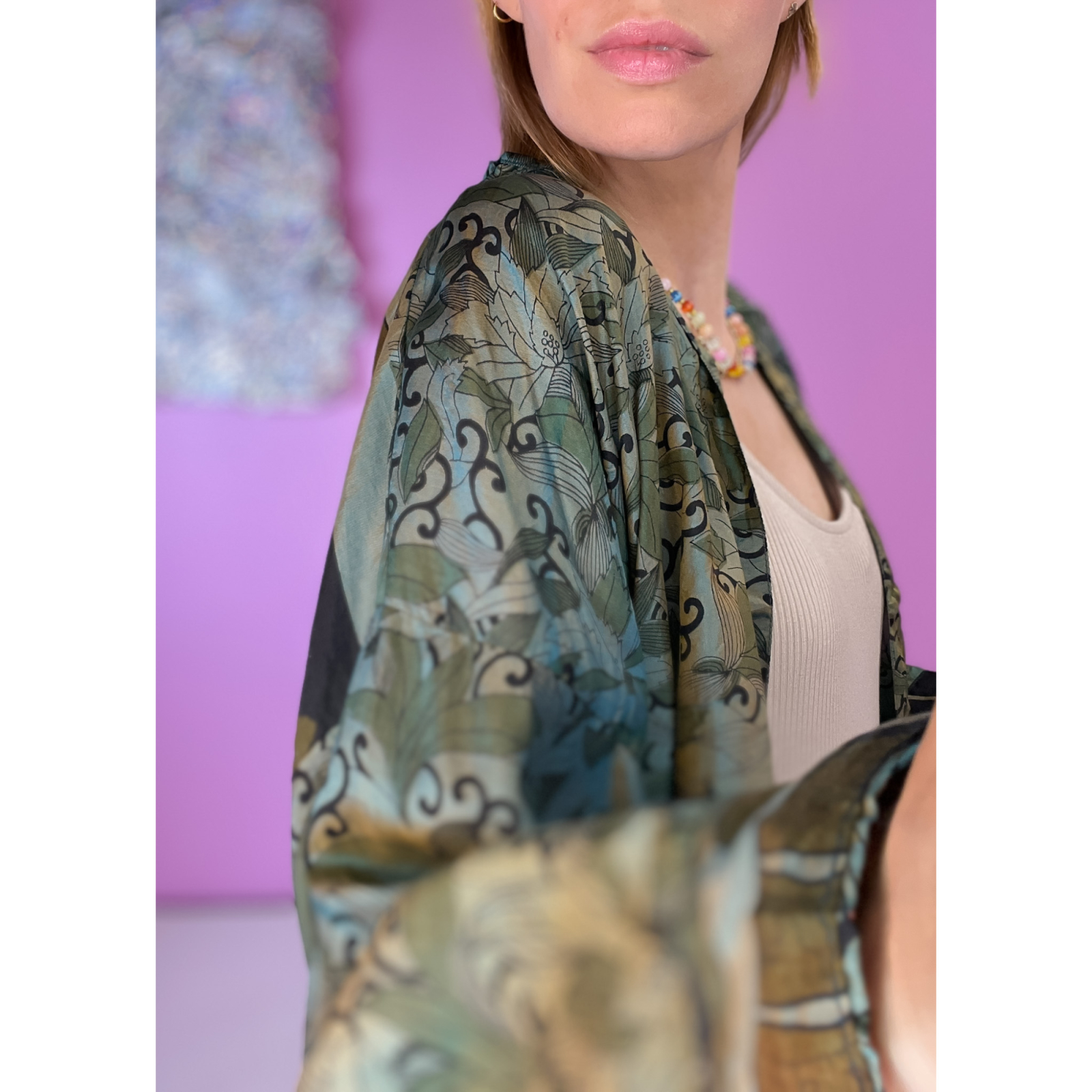 Monya Silkemix kimono no 1720 i Støvet Grøn. Håndlavet silkemix kimono i vintage sarier - kun 1 stk. af hver! Hurtig levering