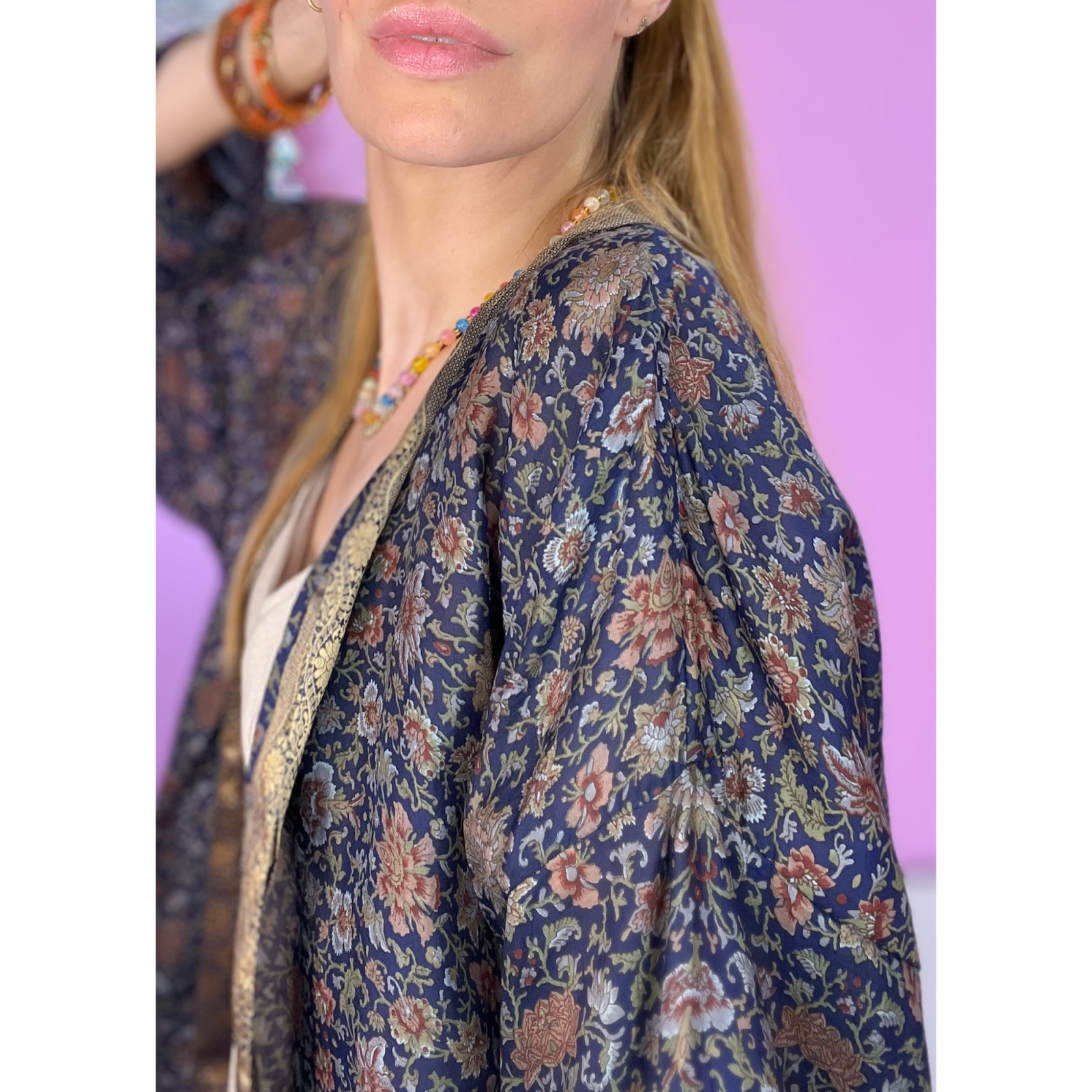 Monya Silkemix kimono no 1722 i Blå. Håndlavet silkemix kimono i vintage sarier - kun 1 stk. af hver! Hurtig levering