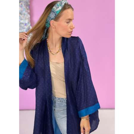 Monya Silkemix kimono no 1724 i Blå. Håndlavet silkemix kimono i vintage sarier - kun 1 stk. af hver! Hurtig levering