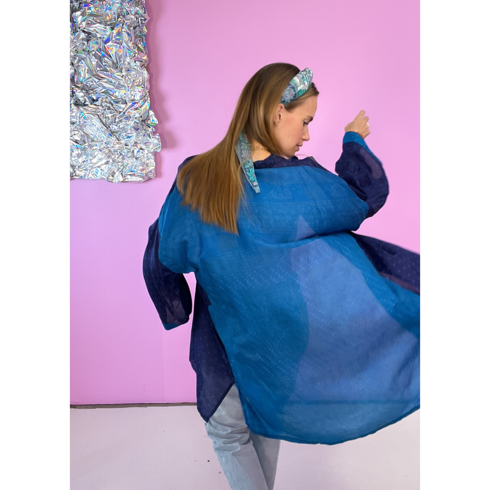 Monya Silkemix kimono no 1725 i Blå. Håndlavet silkemix kimono i vintage sarier - kun 1 stk. af hver! Hurtig levering