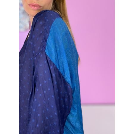 Monya Silkemix kimono no 1725 i Blå. Håndlavet silkemix kimono i vintage sarier - kun 1 stk. af hver! Hurtig levering