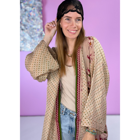Monya Silkemix kimono no 1728 i Beige. Håndlavet silkemix kimono i vintage sarier - kun 1 stk. af hver! Hurtig levering