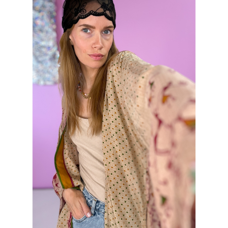 Monya Silkemix kimono no 1729 i Beige. Håndlavet silkemix kimono i vintage sarier - kun 1 stk. af hver! Hurtig levering