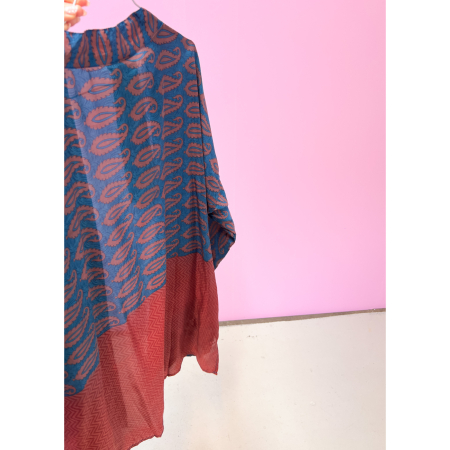 Monya Silkemix kimono no 1732 i Blå. Håndlavet silkemix kimono i vintage sarier - kun 1 stk. af hver! Hurtig levering