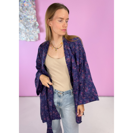 Monya Silkemix kimono no 1735 i lilla og grøn. Håndlavet silkemix kimono i vintage sarier - kun 1 stk. af hver! Hurtig levering. Håndlavet silkemix kimono i vintage sarier - kun 1 stk. af hver! Hurtig levering