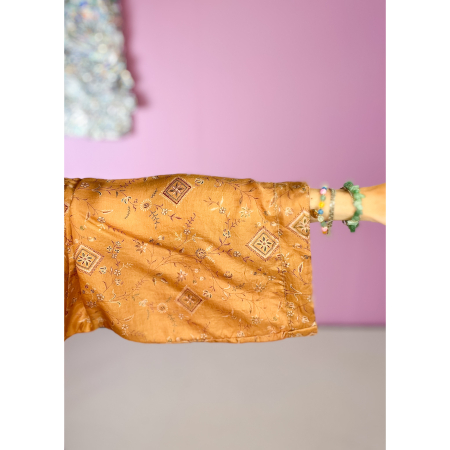 Monya Silkemix kimono no 1737 i orange. Håndlavet silkemix kimono i vintage sarier - kun 1 stk. af hver! Hurtig levering