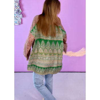 Monya Silkemix kimono no 1740 i rød. Håndlavet silkemix kimono i vintage sarier - kun 1 stk. af hver! Hurtig levering