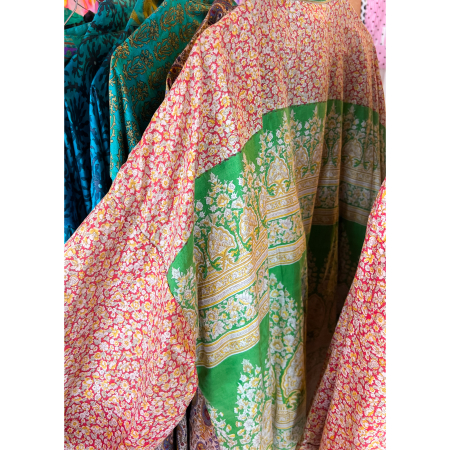 Monya Silkemix kimono no 1740 i rød. Håndlavet silkemix kimono i vintage sarier - kun 1 stk. af hver! Hurtig levering