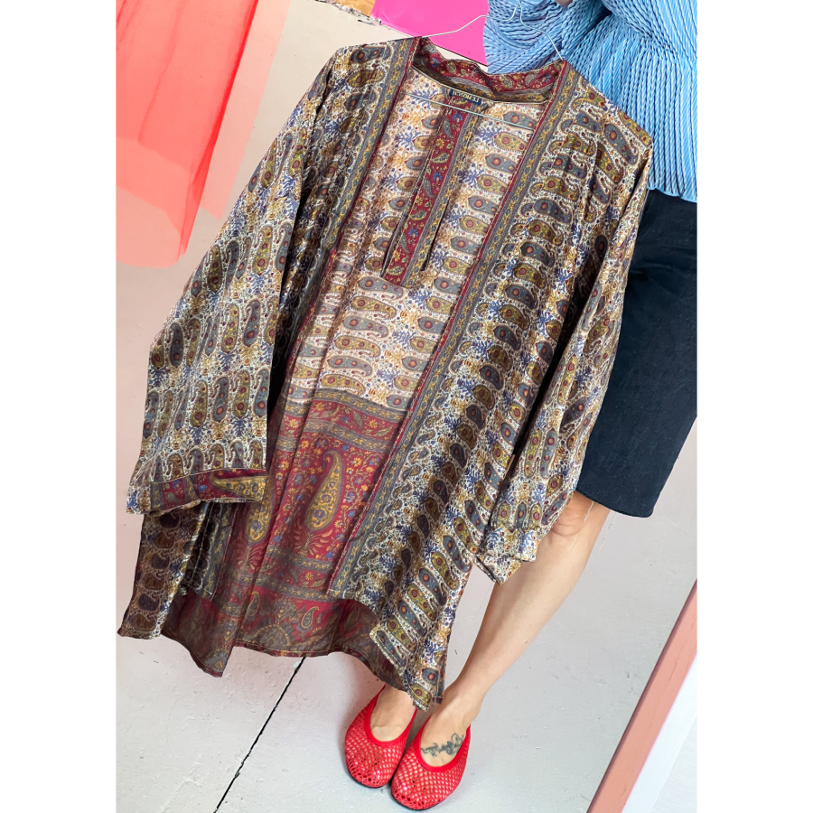 Monya Silkemix kimono no 1741 i rød. Håndlavet silkemix kimono i vintage sarier - kun 1 stk. af hver! Hurtig levering