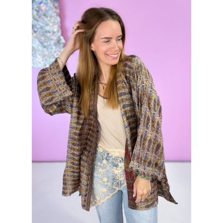 Monya Silkemix kimono no 1742 i rød. Håndlavet silkemix kimono i vintage sarier - kun 1 stk. af hver! Hurtig levering