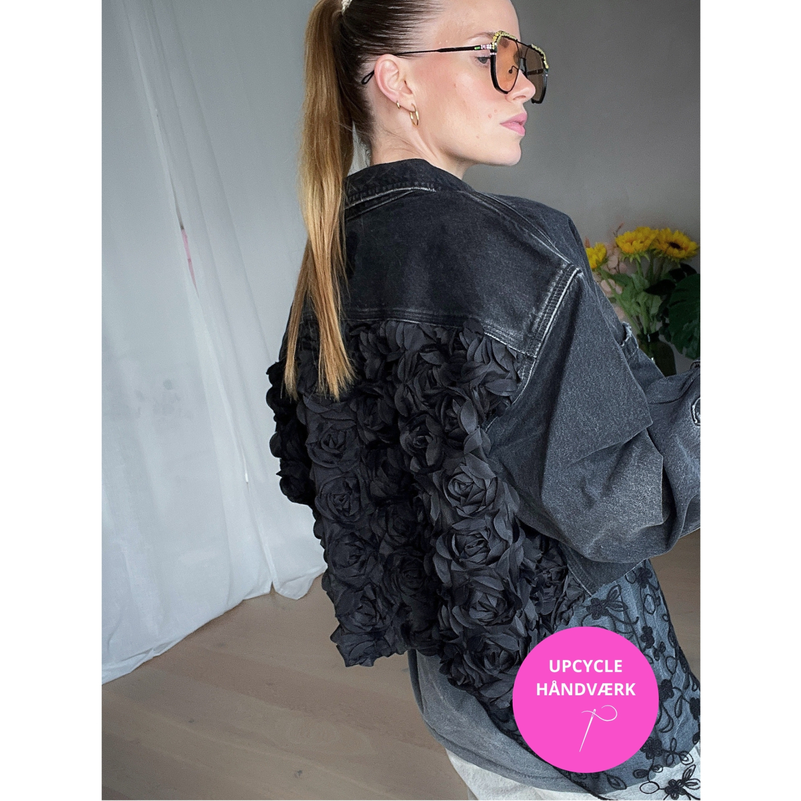 Sort denim skjorte med sorte 3D blomster på ryggen  og oversize fit – Lé Mosch unika-design No. 042