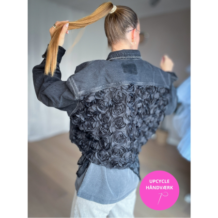 Sort denim skjorte med sorte 3D blomster på ryggen  og oversize fit – Lé Mosch unika-design No. 042