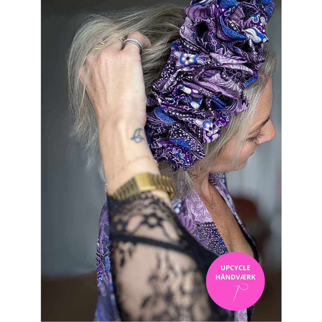 Håndlavet Maria Blomsterkrone hårbøjle no 1 i lilla og blå mønsterstof fra upcyclede kimonoer.