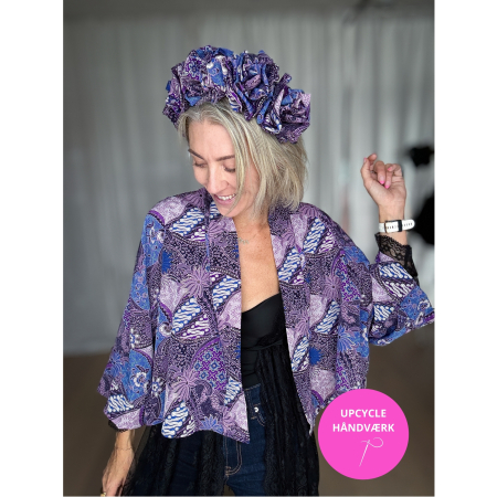Håndlavet Maria Kimono i lilla og blå print, syet af upcyclede materialer, med trekvarte ærmer og bælte fra le mosch.