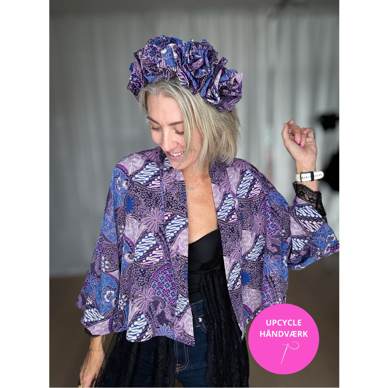 Håndlavet Maria Kimono i lilla og blå print, syet af upcyclede materialer, med trekvarte ærmer og bælte fra le mosch.