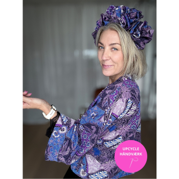Håndlavet Maria Kimono i lilla og blå print, syet af upcyclede materialer, med trekvarte ærmer og bælte fra le mosch.