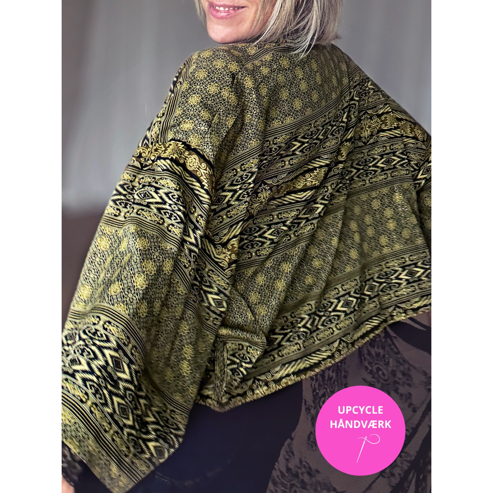 Håndlavet Maria Kimono i sort og army grøn print, syet af upcyclede materialer, med trekvarte ærmer og bælte fra le mosch.