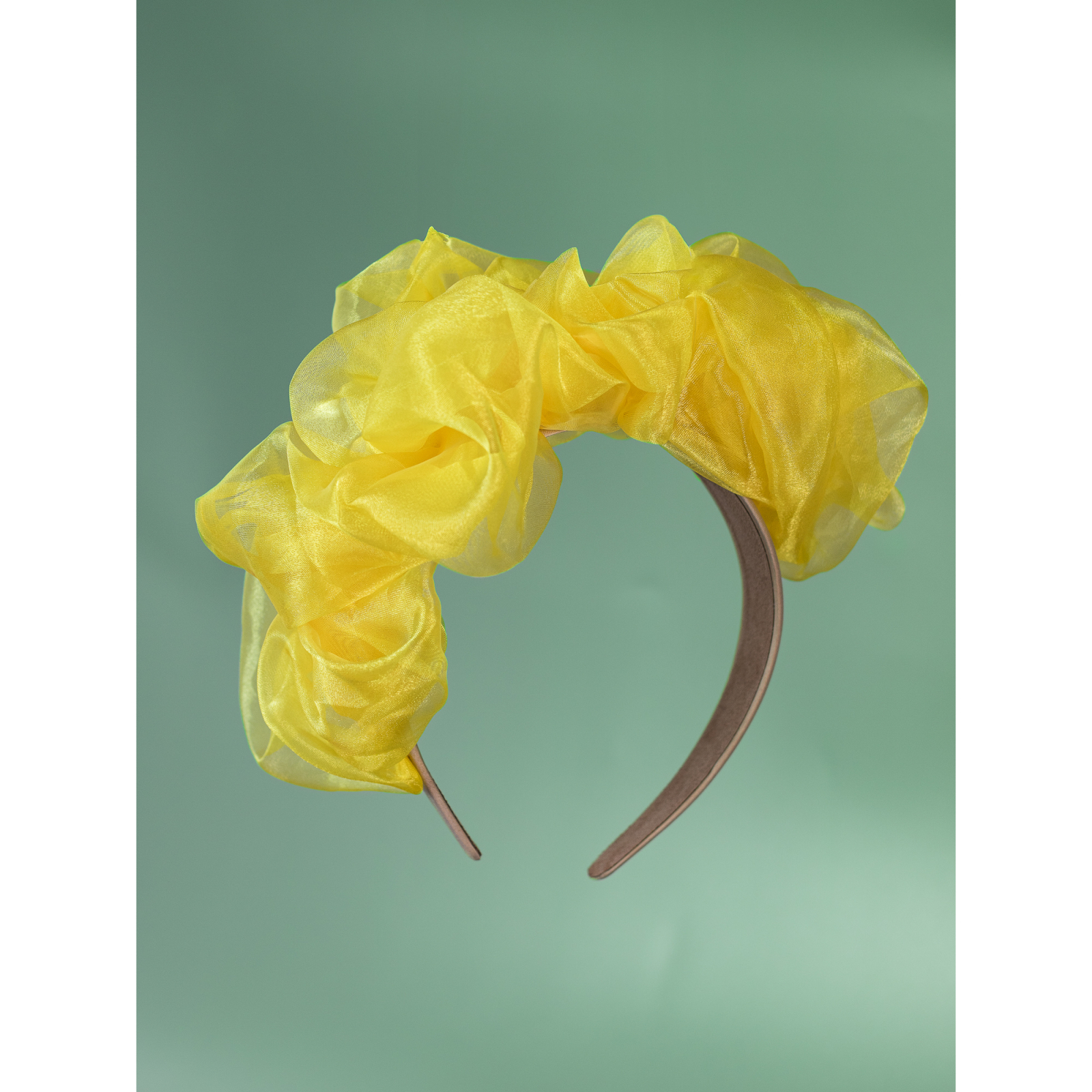 Asymmetrisk Midsommer organza hårbøjle i Gul på beige hårbøjle fra LÉ MOSCH, smuk og iøjnefaldende hårbøjle, showpiece hårbøjle, 