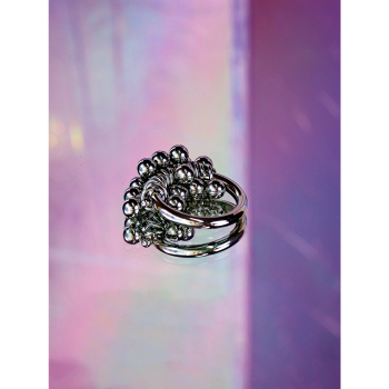 Gisa anti stress ring i forsoelvet fra LÉ MOSCH, anti-stress ring med kugler, fyldig og tung ring,