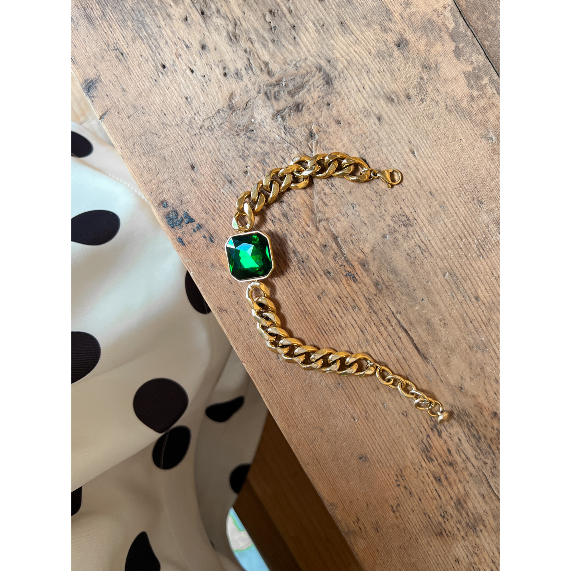 Gabbi armbånd i forgyldt med grøn sten fra LÉ MOSCH, panser statement armbånd med grøn sten, fyldigt og anderledes armbånd,