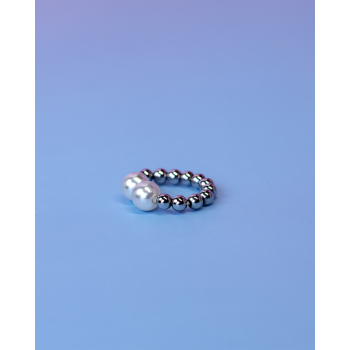 Ariel ring med sølvfarvede kugler og hvide perler fra  LÉ MOSCH, fin ring med metalkugler, smuk og enkel ring på elastiksnor,