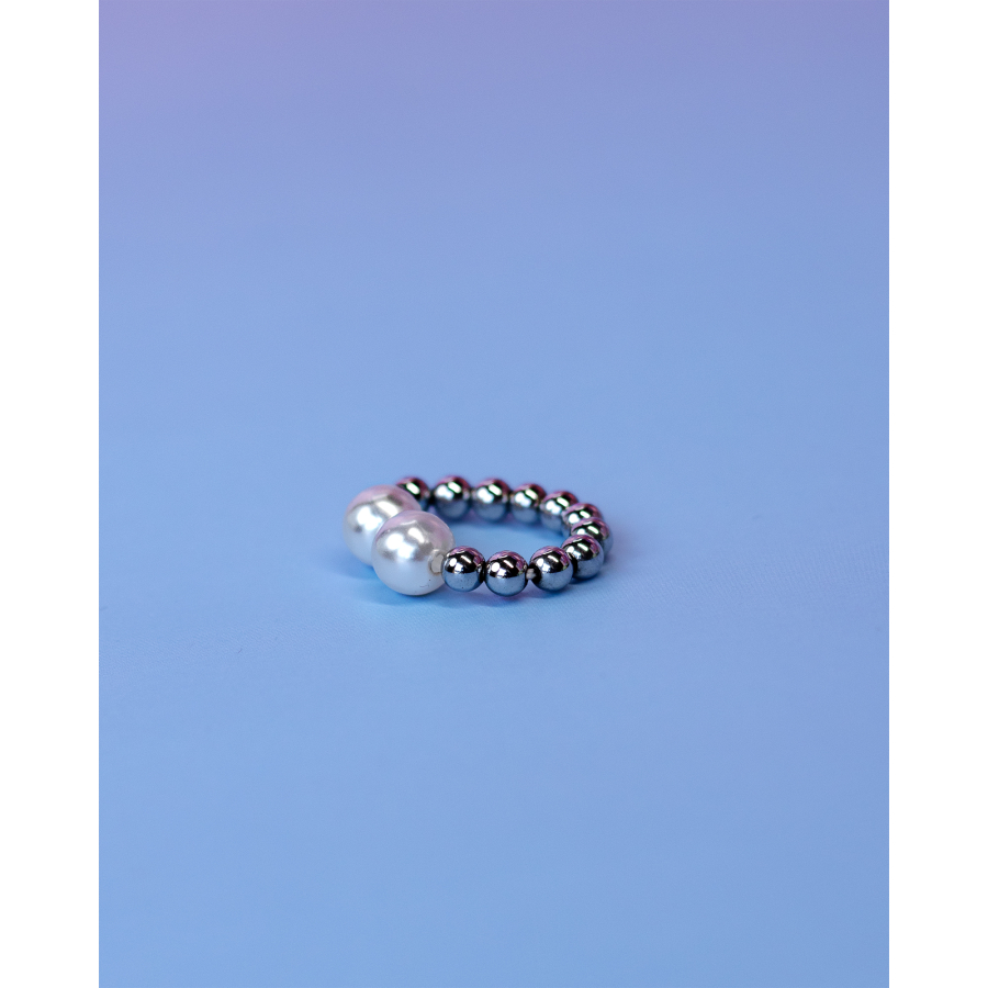 Ariel ring med sølvfarvede kugler og hvide perler fra  LÉ MOSCH, fin ring med metalkugler, smuk og enkel ring på elastiksnor,