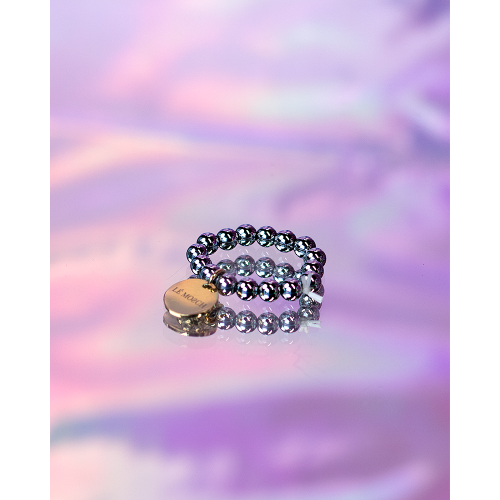 Ariel ring med sølvfarvede kugler og LÉ MOSCH tag fra LÉ MOSCH, fin ring med metalkugler, smuk og enkel ring på elastiksnor,