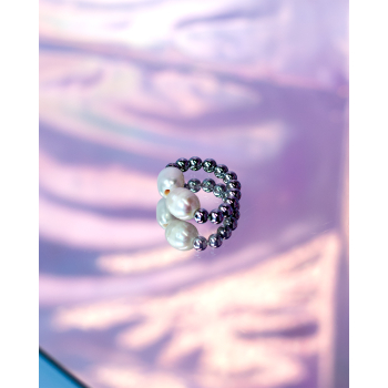 Ariel ring med sølvfarvede kugler og ferskvandsperler fra  LÉ MOSCH, fin ring med metalkugler, smuk og enkel ring på elastiksnor,