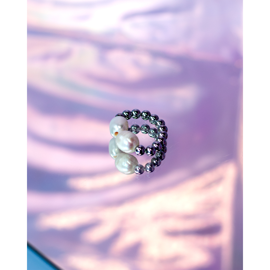 Ariel ring med sølvfarvede kugler og ferskvandsperler fra  LÉ MOSCH, fin ring med metalkugler, smuk og enkel ring på elastiksnor,