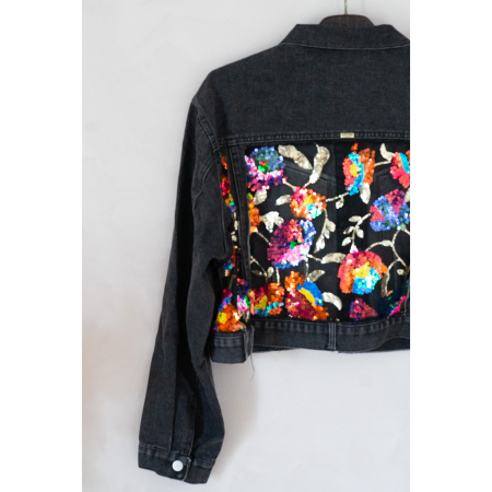 Vintage Vibes Kort Denim jakke med pailletter no 44 fra LÉ MOSCH, cool og anderledes kort denimjakke, fed sort denimjakke med pailletter,