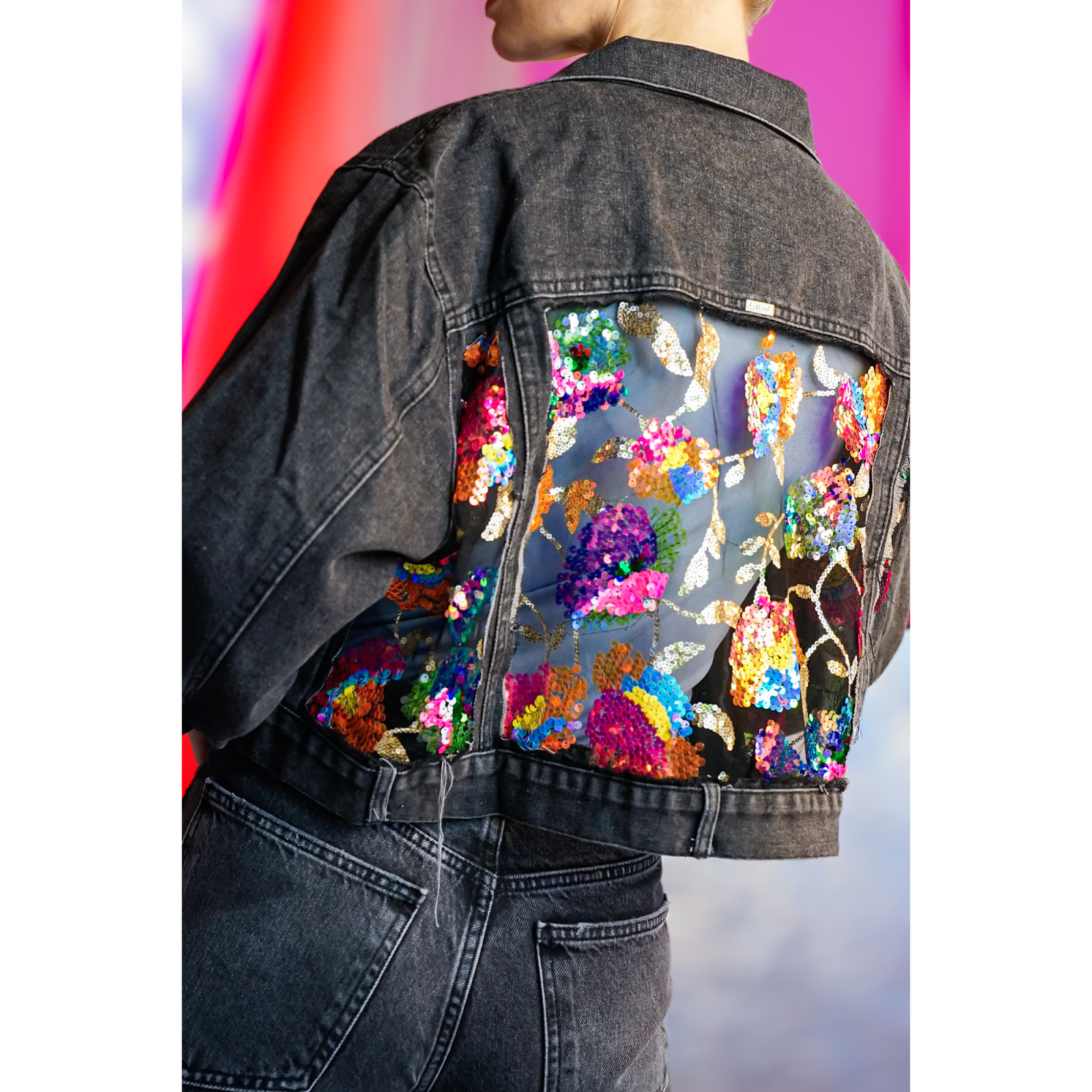Vintage Vibes Kort Denim jakke med pailletter no 44 fra LÉ MOSCH, cool og anderledes kort denimjakke, fed sort denimjakke med pailletter, 