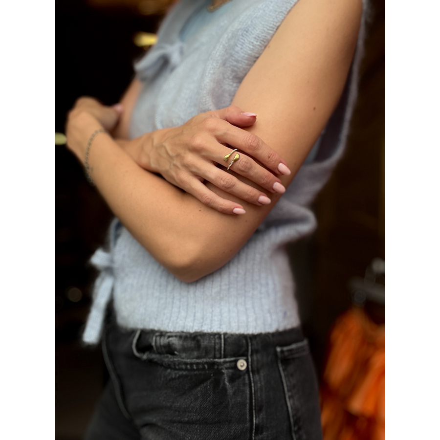 Hugsy slim knus ring i forgyldt stål fra LÉ MOSCH, ring der giver din finger et knus, ring med små sten i forgyldt stål, 