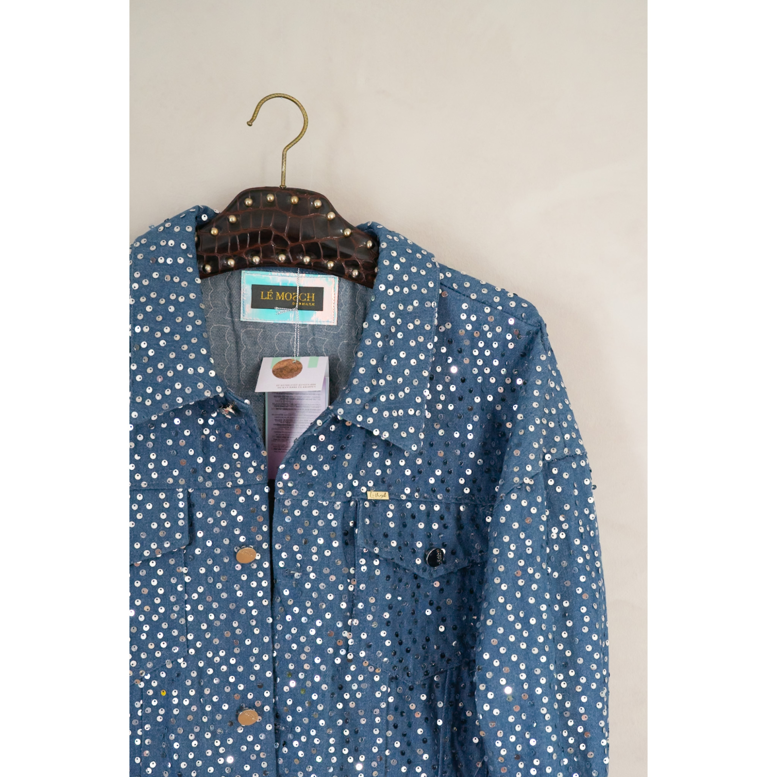 Vintage Vibes Denim Jakke med pailletter No. 048 fra LÉ MOSCH, skøn jakke fuld af glitter, anderledes og festlig blå denimjakke, 