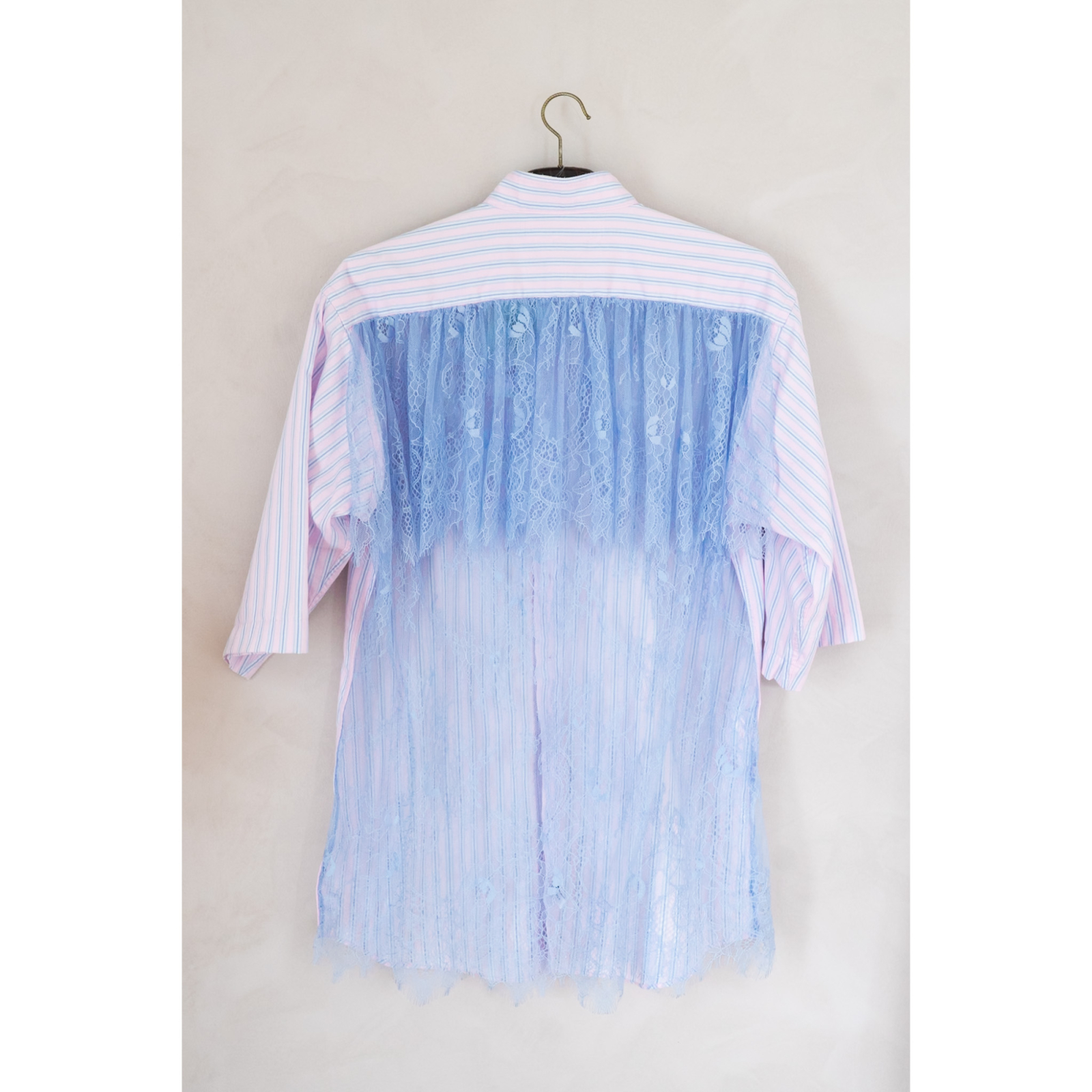 Vintage Vibes Skjorte med Blå Blonder og Kirsebær – No. 049 fra LÉ MOSCH, Smuk og anderledes skjorte, skjorte med trekvarte ærmer og smukke detaljer,