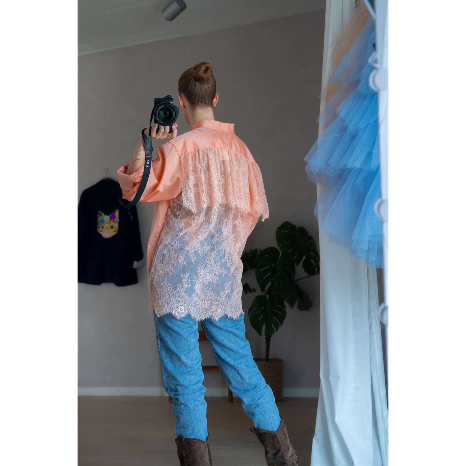 Vintage Vibes Skjorte med Blonderyg – No. 050 fra LÉ MOSCH, Smuk og anderledes skjorte, peach farvet skjorte med lange ærmer og smukke detaljer,