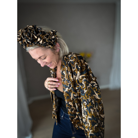 Håndlavet Maria Kimono i sort og nougat farvet print, syet af upcyclede materialer, med trekvarte ærmer og bælte fra le mosch.