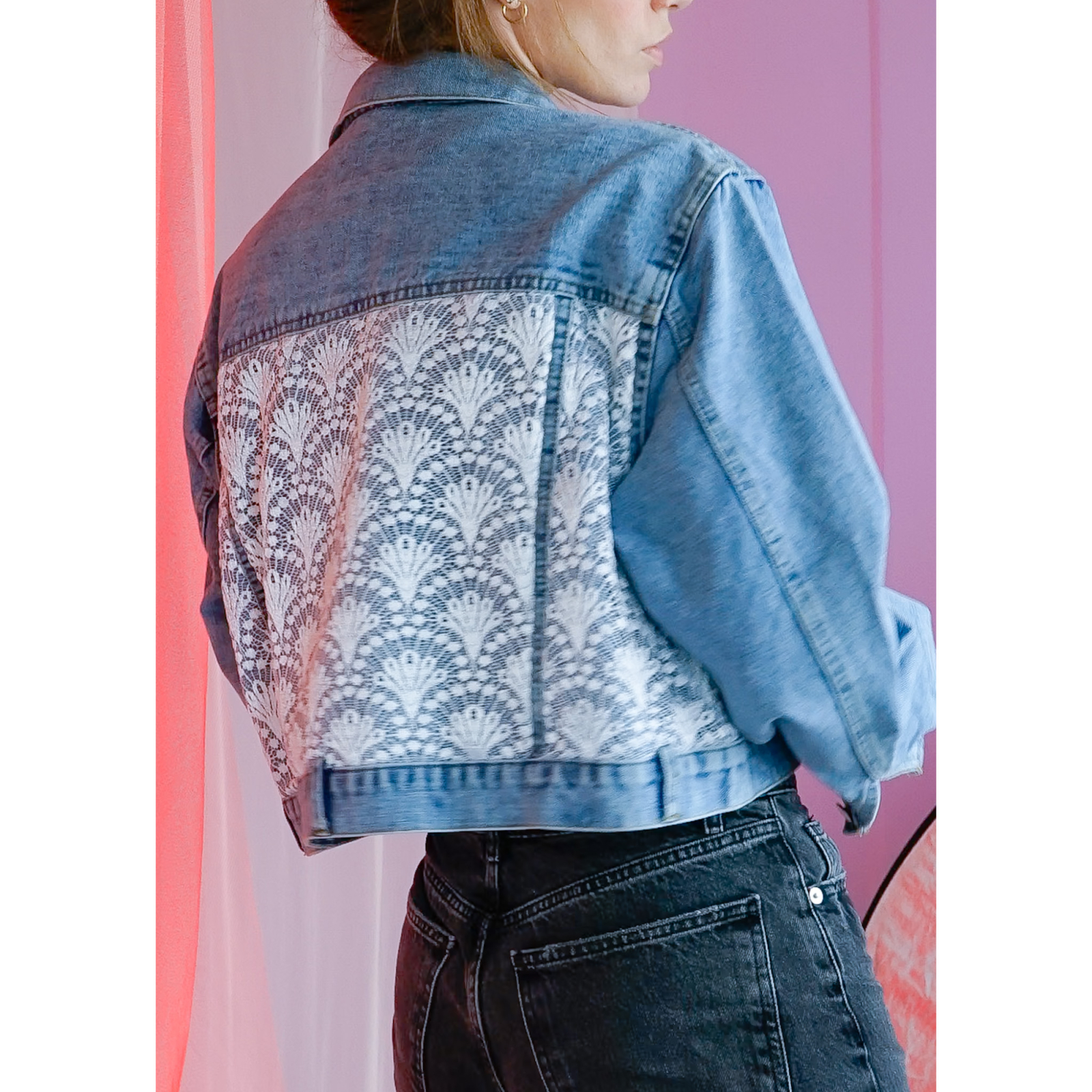 Vintage Vibes Kort Denim jakke med blonder no 057 fra LÉ MOSCH, cool og anderledes kort denimjakke, fed blå denimjakke med blonder, 