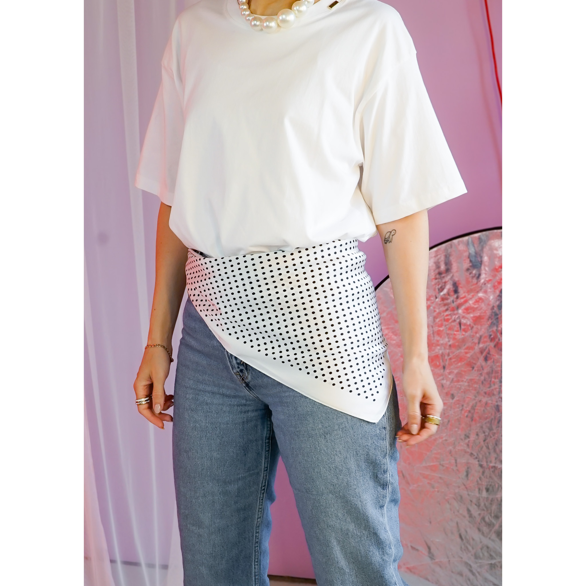 Mimi Tørklæde med små prikker i hvid fra LÉ MOSCH, fint og dekorativt tørklæde,