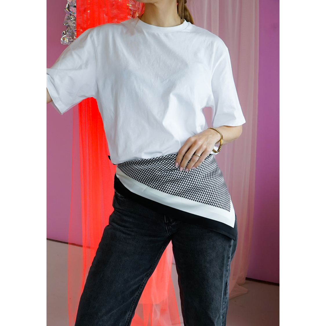 Pepita Tørklæde i sort og hvid fra LÉ MOSCH, fint og dekorativt tørklæde, 