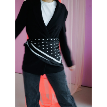 Karia Tørklæde med Prikker i sort fra LÉ MOSCH, fint og dekorativt tørklæde, Karia Tørklæde med Prikker i sort fra LÉ MOSCH, fint og dekorativt tørklæde,