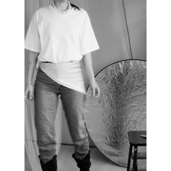 Mimi Tørklæde med små prikker i hvid fra LÉ MOSCH, fint og dekorativt tørklæde, 