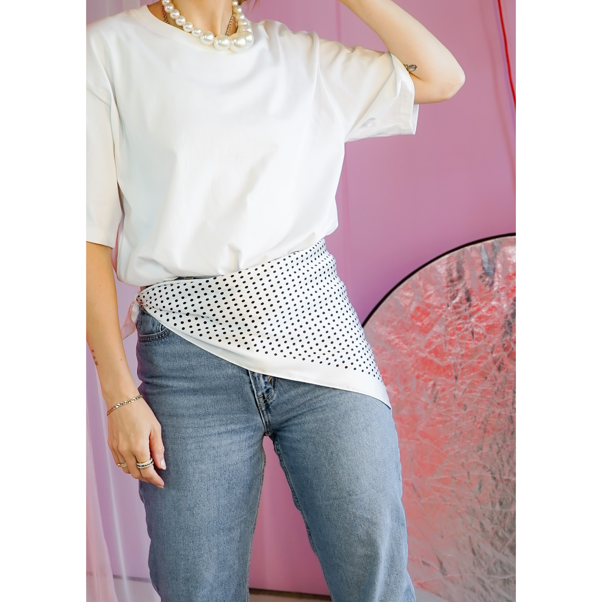 Mimi Tørklæde med små prikker i hvid fra LÉ MOSCH, fint og dekorativt tørklæde,