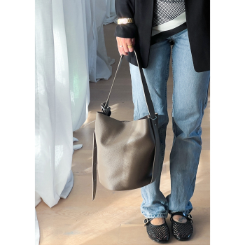 Herla Bucket Taske i Mud fra LÉ MOSCH Herla Bucket Taske i Mud fra LÉ MOSCH