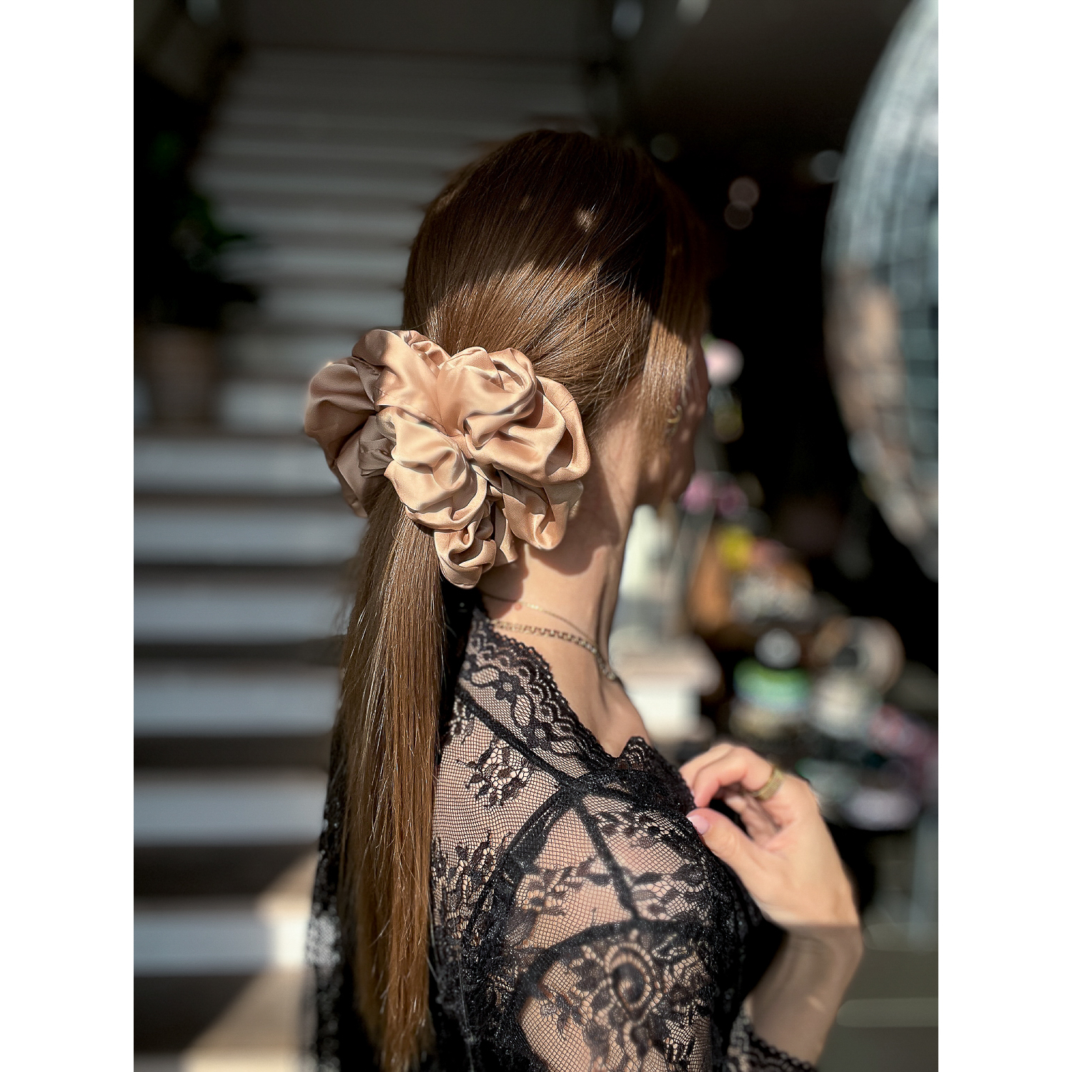 Silk XLARGE Scrunchie I Karamel fra LÉ MOSCH