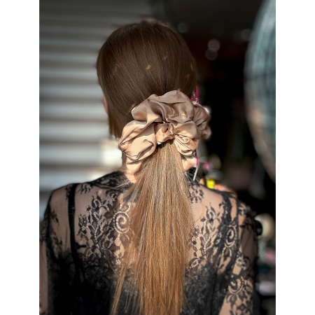 Silk XLARGE Scrunchie I Karamel fra LÉ MOSCH