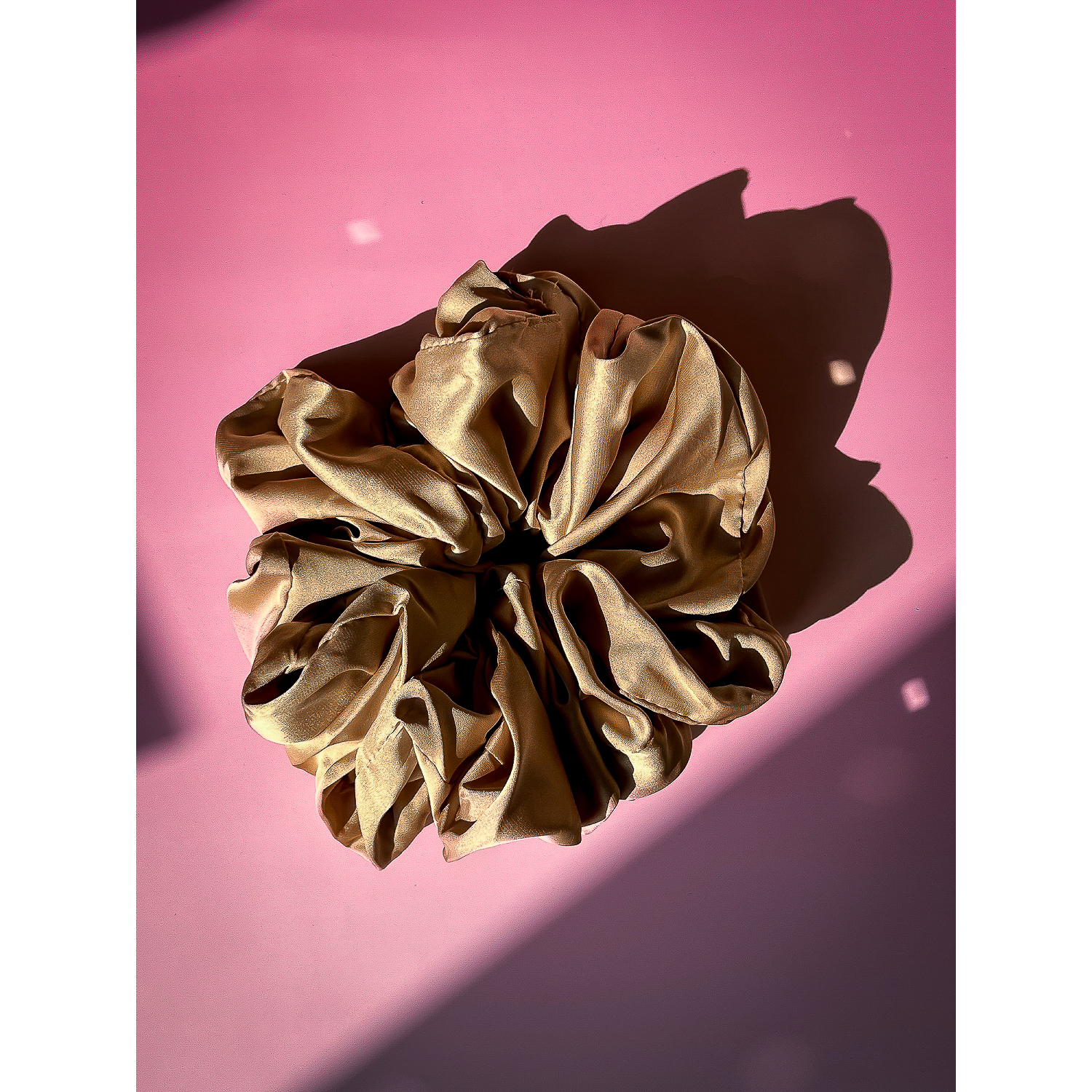 Silk XLARGE Scrunchie I Karamel fra LÉ MOSCH