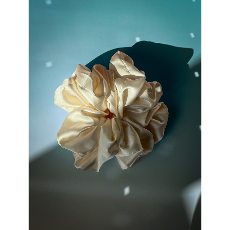 Silk XLARGE Scrunchie I Creme fra LÉ MOSCH