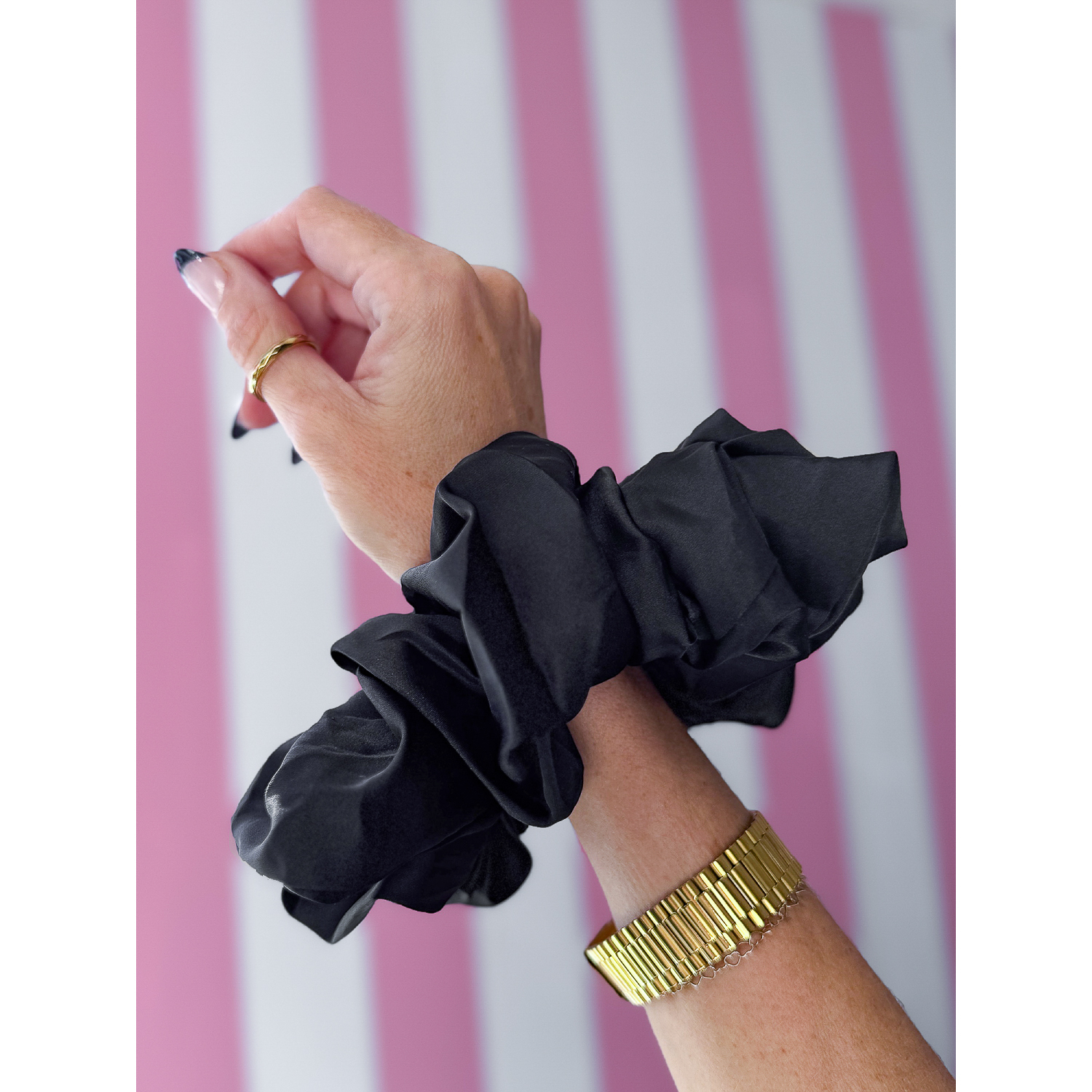 Silk XLARGE Scrunchie I Sort fra LÉ MOSCH